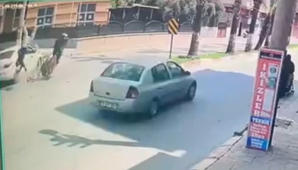 Otomobil ile motosiklet çarpıştı, 1 kişi yaralandı: O anlar kamerada