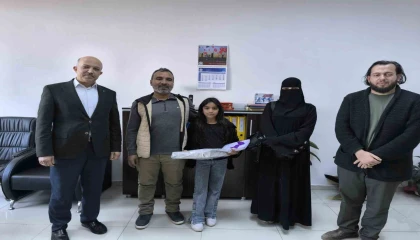 Para dolu çantayı polise teslim eden Suriyeli Rahaf davranışıyla takdir topladı