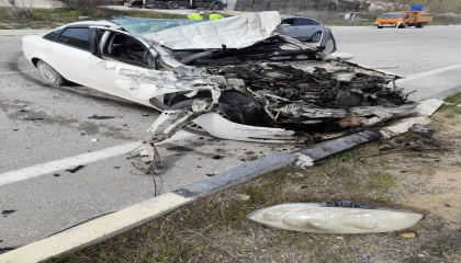 Park halindeki kamyonete çarpan otomobil hurdaya döndü: 1 yaralı