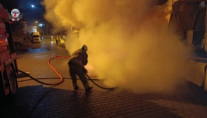 Park halindeki otomobil alevlere teslim oldu