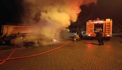 Park halindeki otomobil alevlere teslim oldu