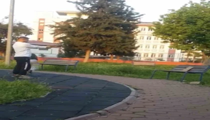 Parkta çocuğa oyuncak silahla atış talimi yaptırdı