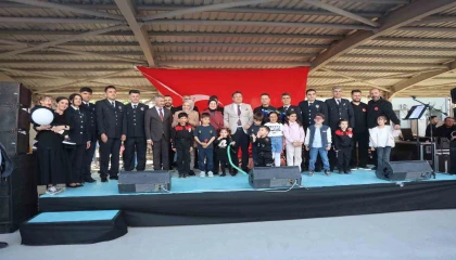 Polis Haftası etkinliğinde şarkı ve türkü söyleyen polisler, ünlü sanatçıları aratmadılar