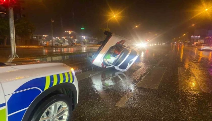 Refüje çarpıp yan yatan otomobilde bulunanların burnu bile kanamadı