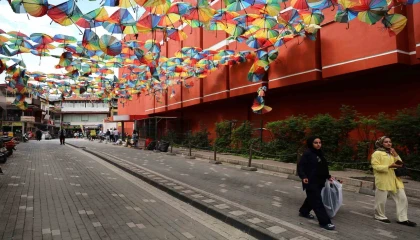 Renkli şemsiyelerle kaplı sokak, harabeye döndü