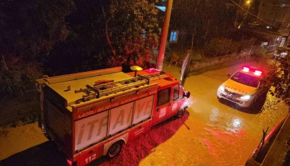 Sağanak sonrası Savrun Çayı taştı, Kadirlide hayat durma noktasına geldi