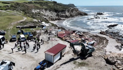 Sahil kenarındaki kaçak yapıların yıkımı sürüyor