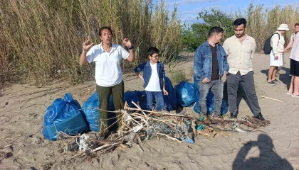 Sahil temizliğinde toplanan çöp yığını görenleri hayrete düşürdü