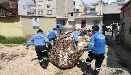 Sahiplerinin yaşamını yitirdiği evden bir kamyon çöp çıktı