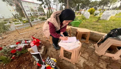 Saldırıda can veren çocukların mezarlarına bırakılan notlar duygulandırdı