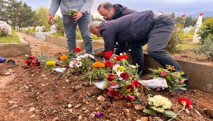 Saldırıda hayatını kaybeden Keremin mezarına çiçekler dikildi