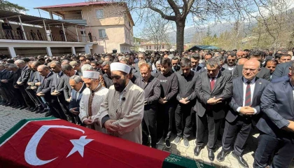 Saldırıda öğrencilerine siper olan öğretmen, gözyaşlarıyla son yolculuğuna uğurlandı