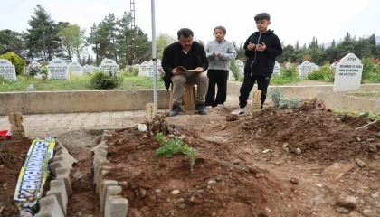 Saldırıda ölen 4 öğrencinin mezarında hüzün ve gözyaşı hakim