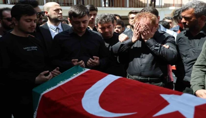 Saldırıda ölen öğretmenin eşi ve çocukları tabut başında gözyaşı döktü