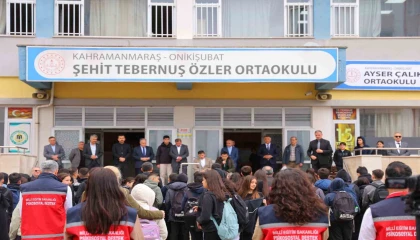 Saldırının gerçekleştiği okulun velileri çocuklarını öperek okula yolladı
