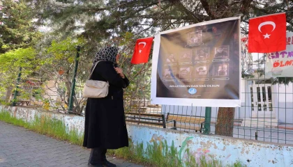 Saldırının yaşandığı okul önünde Kuran-ı Kerim okuyup gözyaşı döktü