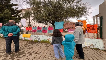 Saldırının yaşandığı okul önündeki yazılar ve görseller görenleri duygulandırıyor