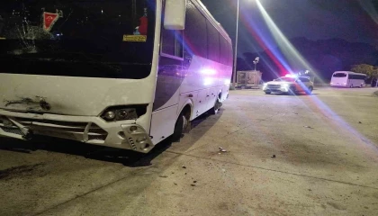 Serikte midibüs ile çarpışan motosikletli yaralandı