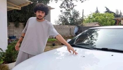 Sesle panik ve korku yaşayan vatandaşın aracına yorgun mermi isabet etti