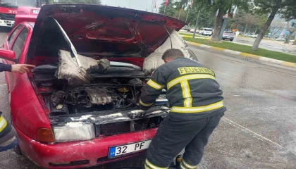 Seyir halindeki otomobil alev aldı