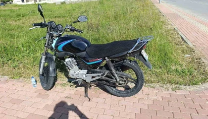 Seyir halindeyken devrilen motosikletin sürücüsü yaralandı