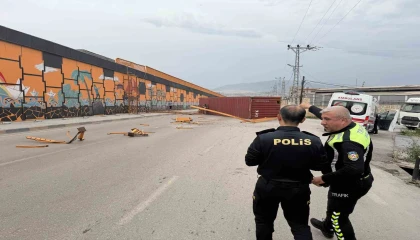 Şiddetli fırtınanın tırda taşınan konteyneri uçurduğu anlar kamerada