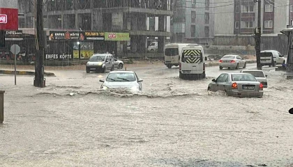 Şiddetli yağış sele neden oldu, göle dönen yollarda araçlar mahsur kaldı