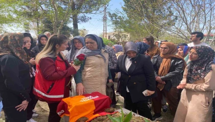 Silahlı saldırıda hayatını kaybeden Adnanın mezar taşına çok sevdiği Galatasarayın forması bırakıldı