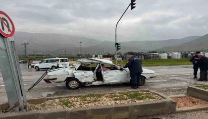 Silifkede iki aracın karıştığı kazada 3 kişi yaralandı