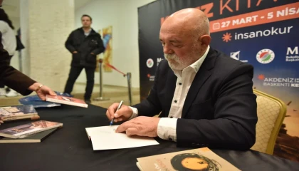 Sinema oyuncusu Ercan Kesal, Kepez Kitap Fuarında okumanın önemine dikkat çekti