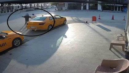 Suç makinesi önüne geleni satırla yaraladı, o anlar kameraya yansıdı