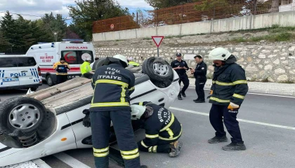 Takla atan otomobildeki 2 kişi yaralandı