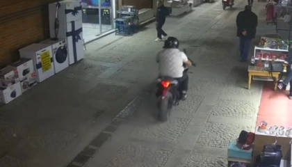 Tarihi çarşıda motosiklet kazası: Yayaya çarpıp kaçtı