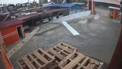 Tarsusta etkili olan rüzgar bir iş yerinin çatısını uçurdu