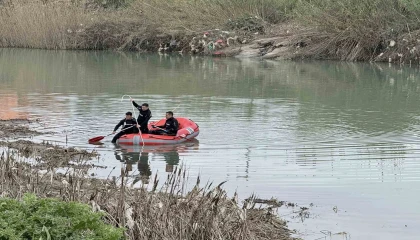 Tarsusta ırmakta kaybolan genç için seferber oldular: Vali Toros bölgede