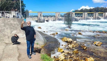 Taşkın önlemi manzaraya dönüştü, herkes fotoğraf çekti