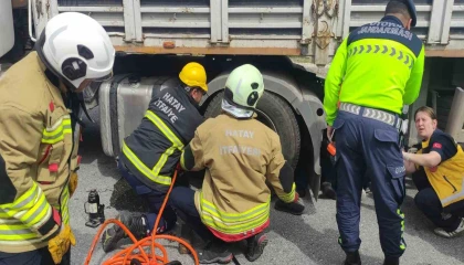 Tır şoförü, kendi tırını tamir ettiği esnada aracın hareket etmesiyle ezilerek can verdi
