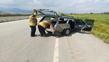 Tofaş hurdaya döndü: 2 yaralı