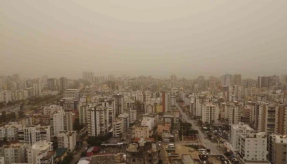 Toz çevreyi kapladı: Görüş mesafesi düştü, hava kızıla döndü