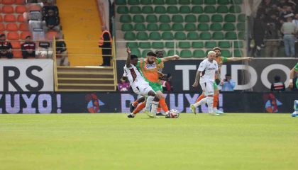Trendyol Süper Lig: Corendon Alanyaspor: 0 Trabzonspor: 0 (İlk yarı)