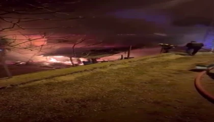 Tufanbeylide çıkan yangında ev ve ahır küle döndü