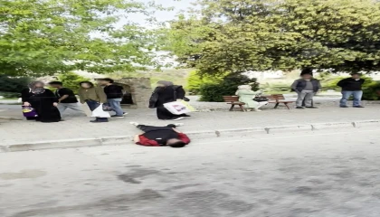 Uyuşturucu bağımlısı durak yanında uyuyakaldı