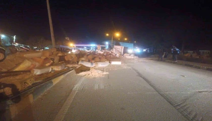 Virajı alamayan tır devrildi saman balyaları yola saçıldı: 1 yaralı