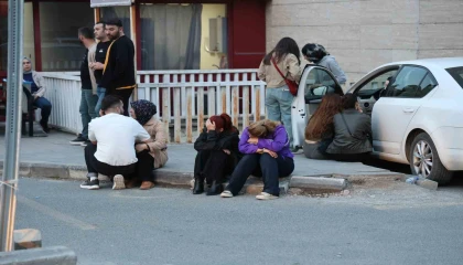 Yaralı öğrencilerin ailelerinin hastane önündeki bekleyişi sürüyor