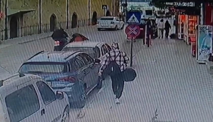Yaya geçidinde karşıya geçen kadın, motosikletin çarpmasıyla yaralandı