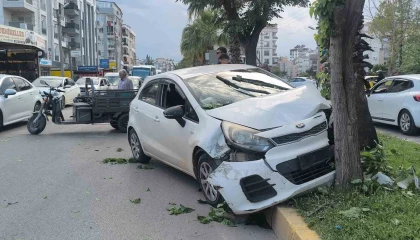Yaya geçidinden geçen motosiklete çarpmamak için direksiyonu kırınca ağaca çarptı