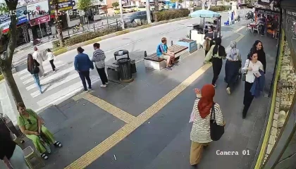 Yayalara çarpan motosiklet sürücüsü yaralılar yerde yatarken olay yerinden kaçtı