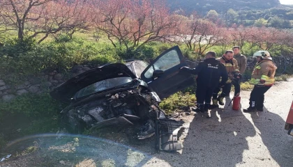 Yayladağında bahçe duvarına çarpan otomobil hurdaya döndü