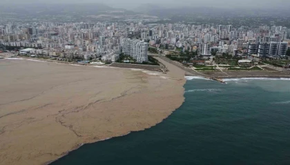 Yaylalardaki sel dereleri coşturdu, Akdenizi kahverengiye bürüdü