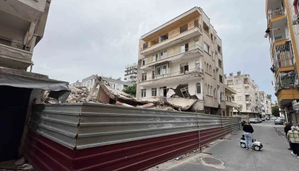 Yıkımda zarar gören binanın sakinleri: Müteahhide ulaşamıyoruz